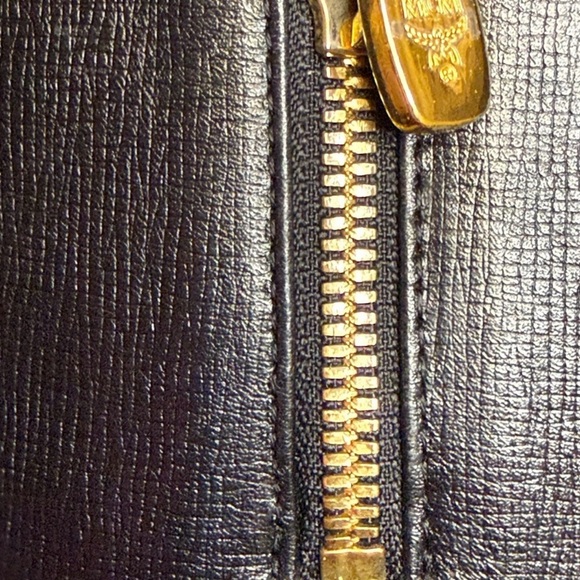 MCM München Barrel Shoulder Bag - Black Textured Leather Gold Zipper authentic - Picture 15 of 15